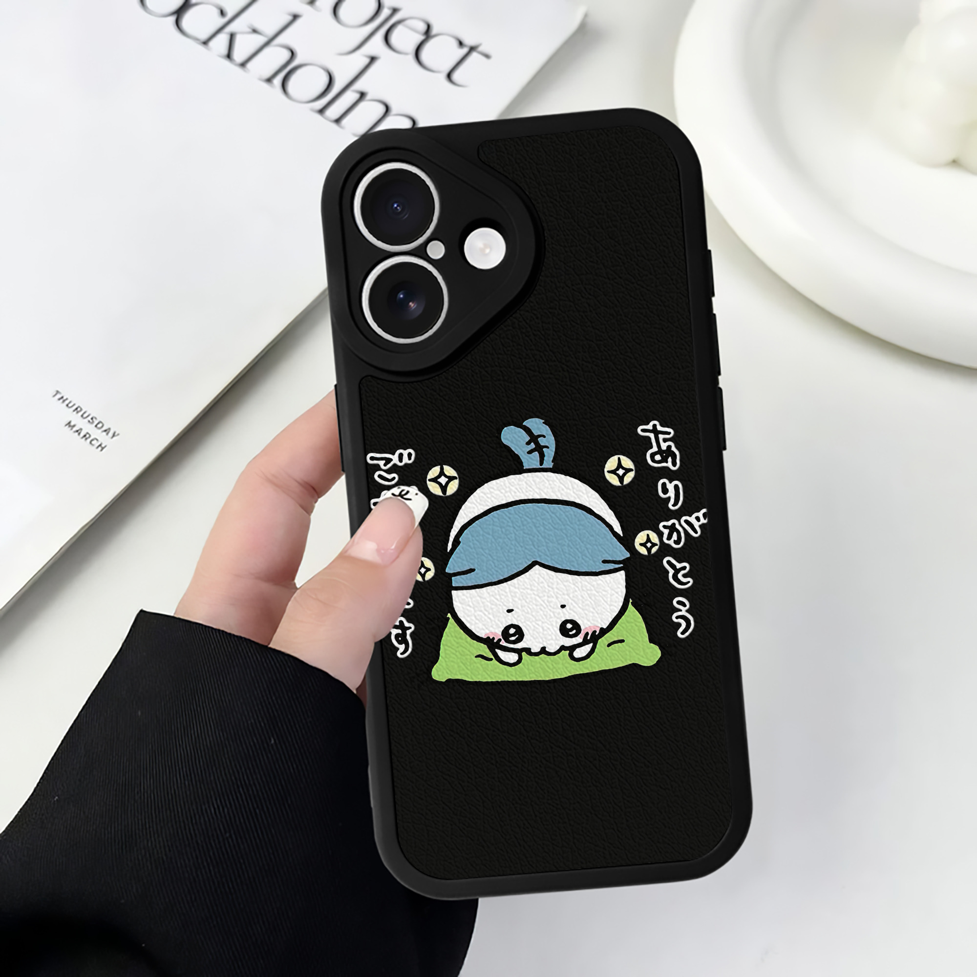 （画像用） ちいかわ ハチワレ Chii-kawa hachiware 【iPhone 16シリーズ対応】シリコンスマホケース（レザー調） 材質：シリコン